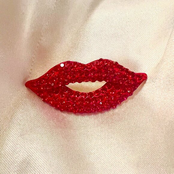 🧷Red Lips Brooch/Pin - Gold Tone Alloy and Red Crystals - Gorgeous! 👄 - Picture 1 of 3